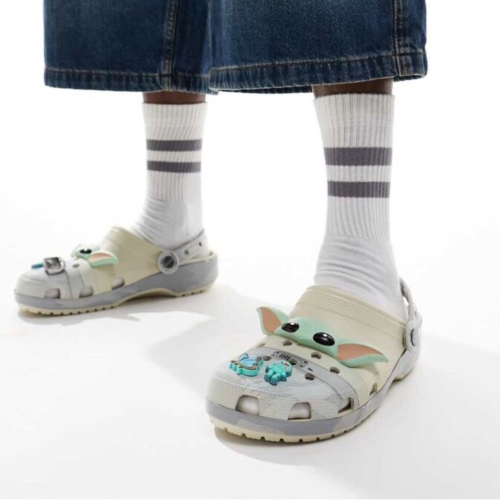 Crocs Classic Grogu Clogs
Men's 209482-2Y2
